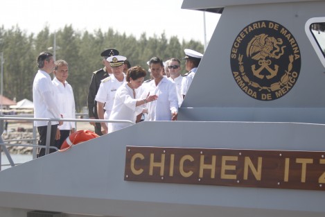 El presidente de México, Enrique Peña Nieto, realizó el abanderamiento del Buque Patrulla ChiChen Itzá de la Armada de México. Le acompañó la madrina de la embarcación, María Cristina García Cepeda, secretaria de Cultura del gobierno federal.