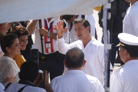 El presidente de México, Enrique Peña Nieto, realizó el abanderamiento del Buque Patrulla ChiChen Itzá de la Armada de México. Le acompañó la madrina de la embarcación, María Cristina García Cepeda, secretaria de Cultura del gobierno federal.