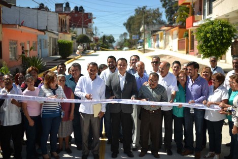 Al entregar la pavimentación con concreto hidráulico de la calle Fidencio Ocaña, en la colonia Ferrer Guardia, el alcalde Américo Zúñiga Martínez señaló que se está llevando a cabo una administración pública responsable, transparente y con un extraordinario equipo de colaboradores, que ha permitido a Xalapa romper todos los records en materia de obra pública, tanto en las colonias, como en las principales avenidas y en la Zona Centro.    