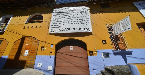 En la casa del escritor Sergio Pitol permanecen las lonas en protesta por un presunto desvío de dinero el cual afectó su salud. 