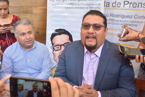 El Diputado local Sergio Rodríguez, en conferencia de prensa anunció que regresa con el grupo legislativo del PRD; luego de limar asperezas, se reincorpora tras sus polémicas peleas con sus homólogos y aliados del PAN.