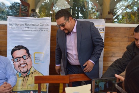 Sergio Rodríguez se pronunció a favor de que la candidatura a la senaduría sea para un perredista, dentro de la alianza que mantiene PRD con PAN y MC a nivel nacional. Pide a  Rogelio Franco no dejarse planchar.  
