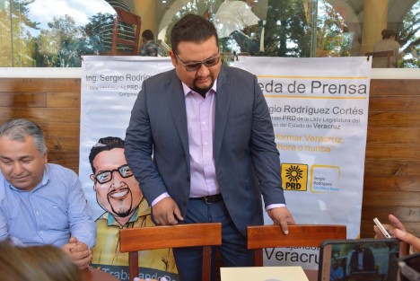 Sergio Rodríguez se pronunció a favor de que la candidatura a la senaduría sea para un perredista, dentro de la alianza que mantiene PRD con PAN y MC a nivel nacional. Pide a  Rogelio Franco no dejarse planchar.  