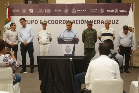 El gobernador de Veracruz, Miguel Ángel Yunes Linares, encabezó la reunión de seguridad del Grupo de Cordinación Veracruz, donde informó que fueron capturados 3 presuntos asesinos del médico David Casanova. Presuntamente el movil del crimen habría sido el robo de un auto.