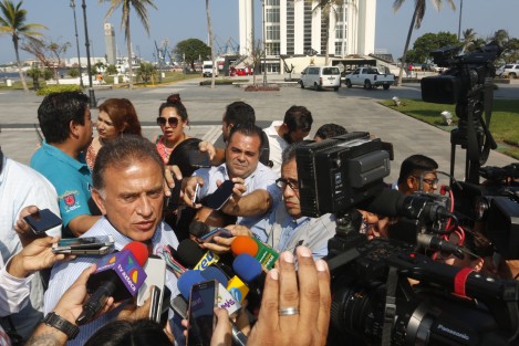 El gobernador de Veracruz, Miguel Ángel Yunes Linares, encabezó la reunión de seguridad del Grupo de Cordinación Veracruz, donde informó que fueron capturados 3 presuntos asesinos del médico David Casanova. Presuntamente el movil del crimen habría sido el robo de un auto.