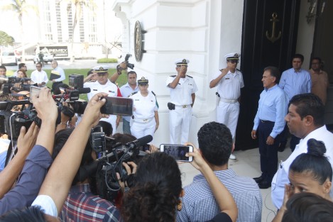 El gobernador de Veracruz, Miguel Ángel Yunes Linares, encabezó la reunión de seguridad del Grupo de Cordinación Veracruz, donde informó que fueron capturados 3 presuntos asesinos del médico David Casanova. Presuntamente el movil del crimen habría sido el robo de un auto.
