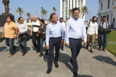 El gobernador de Veracruz, Miguel Ángel Yunes Linares, encabezó la reunión de seguridad del Grupo de Cordinación Veracruz, donde informó que fueron capturados 3 presuntos asesinos del médico David Casanova. Presuntamente el movil del crimen habría sido el robo de un auto.
