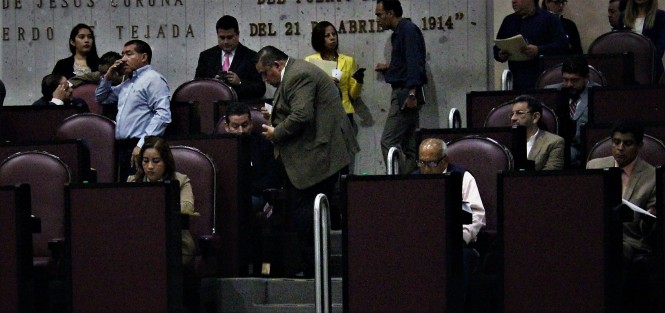 Mientras la diputada Tanya Carola Viveros hace propuestas para la eliminación de remuneraciones adicionales para los diputados, el diputado Juan Manuel del Castillo avienta billetes desde curul, cual Rico Mc Pato. 