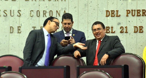 El Coordinador del Grupo Legislativo Mixto Juntos por Veracruz, Fernando Kuri Kuri, presentó la iniciativa con proyecto de decreto con el objetivo de otorgar a las y los diputados veracruzanos la facultad, para poder apoyar las gestiones que les solicitan sus representados para iniciar procedimientos judiciales.