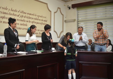 El Ayuntamiento de Xalapa hizo entrega de apoyos del Sistema Estatal de Becas a 107 estudiantes de excelencia de diferentes niveles educativos. En total, se otorgaron un total 107 mil pesos en beneficio de alumnos destacados que tienen un promedio superior al 9.