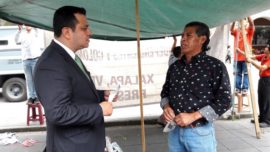 El alcalde Américo Zúñiga Martínez atendió en el Parque Juárez a integrantes de la Unión de Comerciantes Independientes y explicó que es necesario controlar y regular el comercio informal en la ciudad.
