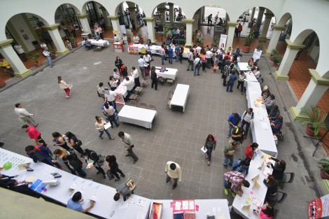 En el patio central de Palacio Municipal de Xalapa se llevó a cabo la Expo empleo Xalapa 2017, en la cual se dieron cita cientos de jóvenes xalapeños.