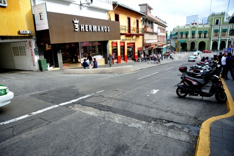 El Ayuntamiento de Xalapa, a través de la Dirección de Obras Públicas, informa a la población que este jueves 9 de noviembre iniciará la reconstrucción con concreto hidráulico de la calle Dr. Rafael Lucio, entre Roa Bárcena y Enríquez, en la Zona Centro.