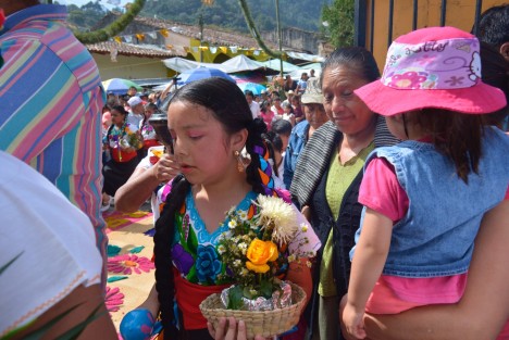 Desde temprano llegan devotos, danzantes y curiosos por participar en este acto religioso.
