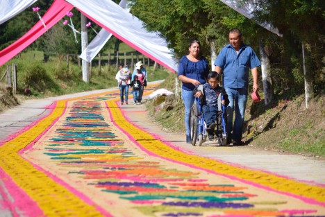 La elaboración de más de dos kilómetros de tapetes de aserrín es el principal atractivo, pues desde una noche antes comienzan a elaborarlo, concluyendo en las primeras horas del siguiente día.

