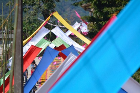 La festividad de la Virgen de los Remedios, en Ixhuacán de los Reyes, es todo un acontecimiento para la población. La elaboración de más de dos kilómetros de tapetes de aserrín es el principal atractivo, pues desde una noche antes comienzan a elaborarlo, concluyendo en las primeras horas del siguiente día.
