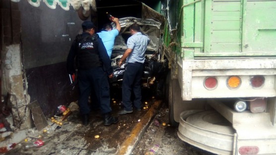 Un trágico accidente se registró en la cabecera municipal de Atzalan, donde un pesado camión que viajaba con dirección a Tlapacoyan, se quedó sin frenos y ocasionó un colosal accidente que dejó daños por varios miles de pesos, dos lesionados y un menor de edad fallecido.