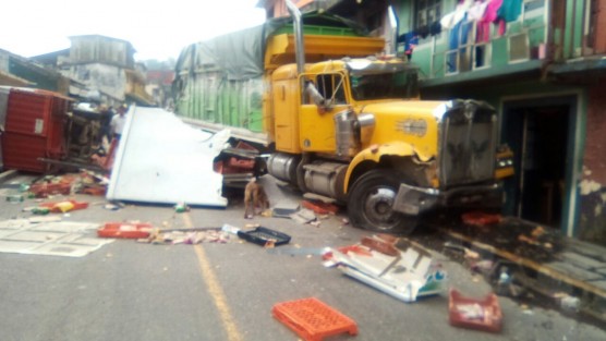 Un trágico accidente se registró en la cabecera municipal de Atzalan, donde un pesado camión que viajaba con dirección a Tlapacoyan, se quedó sin frenos y ocasionó un colosal accidente que dejó daños por varios miles de pesos, dos lesionados y un menor de edad fallecido.