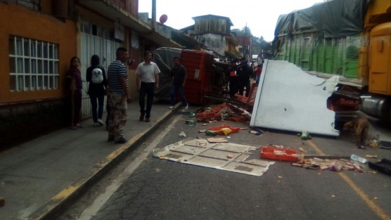 Un trágico accidente se registró en la cabecera municipal de Atzalan, donde un pesado camión que viajaba con dirección a Tlapacoyan, se quedó sin frenos y ocasionó un colosal accidente que dejó daños por varios miles de pesos, dos lesionados y un menor de edad fallecido.