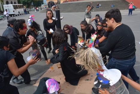 Jóvenes de las carreras de Artes Visuales y Diseño de la Comunicación realizaron diversos performances en plaza Lerdo; uno de ellos degustó un corazón, causando expectación entre los transeúntes.