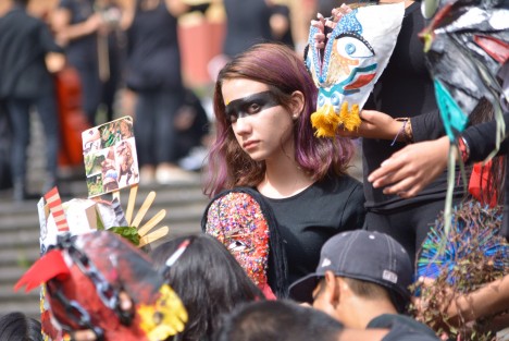 Jóvenes de las carreras de Artes Visuales y Diseño de la Comunicación realizaron diversos performances en plaza Lerdo; uno de ellos degustó un corazón, causando expectación entre los transeúntes.