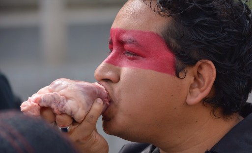 Jóvenes de las carreras de Artes Visuales y Diseño de la Comunicación realizaron diversos performances en plaza Lerdo; uno de ellos degustó un corazón, causando expectación entre los transeúntes.