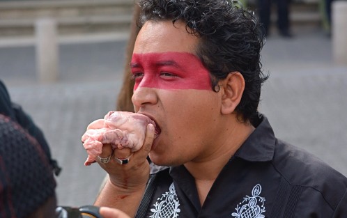 Jóvenes de las carreras de Artes Visuales y Diseño de la Comunicación realizaron diversos performances en plaza Lerdo; uno de ellos degustó un corazón, causando expectación entre los transeúntes.
