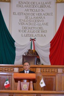 El Gobernador Miguel Ángel Yunes Linares, acompañado por algunos de los integrantes de su gabinete, habló sobre el presupuesto de egresos del 2018, el cual aseguró, será utilizado de manera correcta en rubros prioritarios como seguridad, salud y educación.