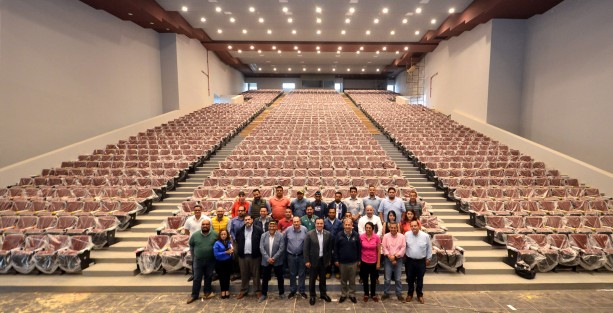 Este jueves, el alcalde Américo Zúñiga Martínez realizó un recorrido para supervisar los avances en la construcción del auditorio Salvador Díaz Mirón, una obra ubicada en la colonia Santa Bárbara en la que el Ayuntamiento de Xalapa está invirtiendo casi 70 millones de pesos.
