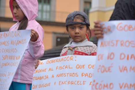 Familias del municipio de Acajete se manifestaron esta mañana en Plaza Lerdo acompañados de sus hijos, ya que en días pasados les decomisaron bestias y madera de la labor con la cual subsisten. Piden a la Fiscalía actuar de manera correcta pues en esta región del estado las oportunidades laborales no existen, y la venta de madera es una opción para sobrevivir a la pobreza.
