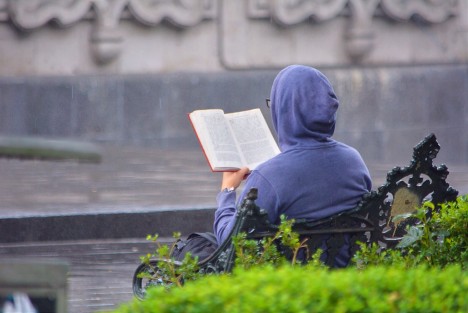 La llovizna de esta mañana, así como la baja temperatura, no fueron obstáculo para que este joven disfrutara de su lectura en una banca del parque Juárez. Ocasionalmente secaba las hojas mojadas de su libro para continuar leyendo.