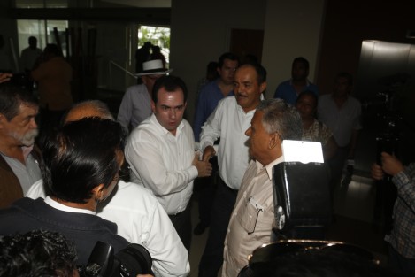 El senador José Yunes Zorrilla, sostuvo una reunión con integrantes de la CNPR. Al evento asistieron como invitados Juan Carlos Molina, dirigente de la CNC, y Marco Antonio del Ángel, vocero del PRI.