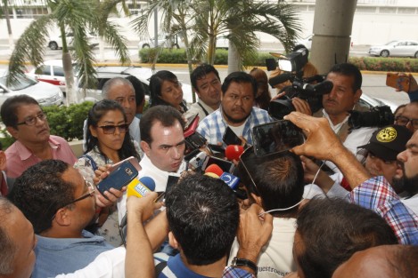 El senador José Yunes acusó al gobierno estatal de estar manipulando el enojo de la población a su favor, esto luego de que en la conurbación Veracruz- Boca del Río aparecieran espectaculares donde se cuelgan la detención del exgobernador Duarte.  