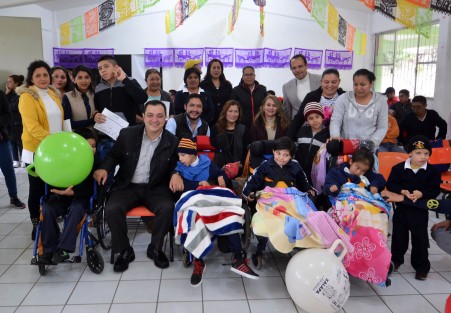  Nuestro compromiso con la educación es irrenunciable. Por eso, en los cuatro años de esta administración, hemos destinado casi 60 millones de pesos para mejorar las condiciones de 374 escuelas, afirmó el alcalde Américo Zúñiga Martínez, al entregar apoyos didácticos y tecnológicos en dos centros de atención múltiple de la ciudad. 