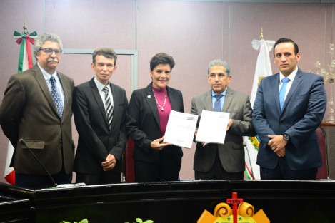 A nombre de la LXIV Legislatura del Estado, la diputada María Elisa Manterola Sainz recibió el Proyecto de Presupuesto de Ingresos y de Egresos para el Gobierno del Estado de Veracruz de Ignacio de la Llave, correspondiente al ejercicio fiscal 2018, presentado por el Secretario de Finanzas y Planeación (SEFIPLAN), Guillermo Moreno Chazzarini.