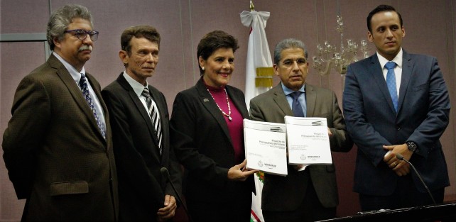 La diputada María Elisa Manterola Sainz recibió el Proyecto de Presupuesto de Ingresos y de Egresos para el Gobierno del Estado de Veracruz de Ignacio de la Llave, correspondiente al ejercicio fiscal 2018, presentado por el Secretario de Finanzas y Planeación (SEFIPLAN), Guillermo Moreno Chazzarini.