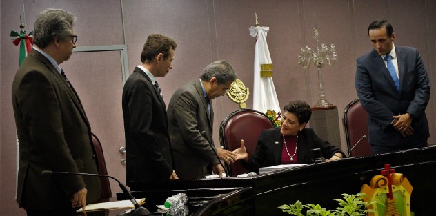 La diputada María Elisa Manterola Sainz recibió el Proyecto de Presupuesto de Ingresos y de Egresos para el Gobierno del Estado de Veracruz de Ignacio de la Llave, correspondiente al ejercicio fiscal 2018, presentado por el Secretario de Finanzas y Planeación (SEFIPLAN), Guillermo Moreno Chazzarini.