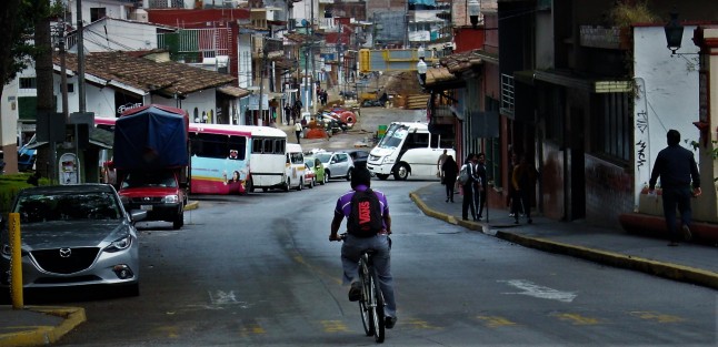 Mientras algunas calles del centro de Xalapa han disminuido su tráfico por las obras, otras continúan siendo un caos. 