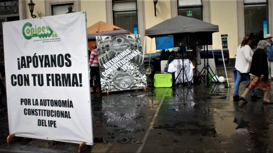Pensionados del IPE se manifestaron este viernes en Plaza Lerdo y se plantaron para recaudar firmas a favor de que el mismo se convierta en un organismo autónomo. 