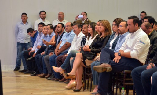 El evento comenzó con más de una hora de retraso, diputados locales, regidores y alcaldes electos de la región de Xalapa y hasta Chico Fuentes acudieron a escuchar las estrategias y programas  que utilizó Yunes Márquez para tener éxito en su municipio.