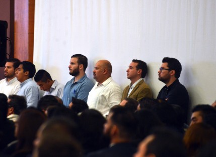 El evento comenzó con más de una hora de retraso, diputados locales, regidores y alcaldes electos de la región de Xalapa y hasta Chico Fuentes acudieron a escuchar las estrategias y programas  que utilizó Yunes Márquez para tener éxito en su municipio.