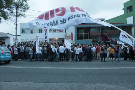 Los diputados federales de Morena, Rocío Nahle y Cuitláhuac García, inauguraron su casa de gestión legislativa en Xalapa, evento al que acudió una gran cantidad de personas, entre ellos diputados locales de ese partido, pero también excandidatos y exfuncionarios de otros. 