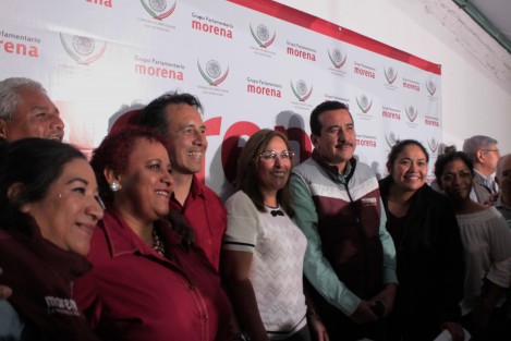 Los diputados federales de Morena, Rocío Nahle y Cuitláhuac García, inauguraron su casa de gestión legislativa en Xalapa, evento al que acudió una gran cantidad de personas, entre ellos diputados locales de ese partido, pero también excandidatos y exfuncionarios de otros. 