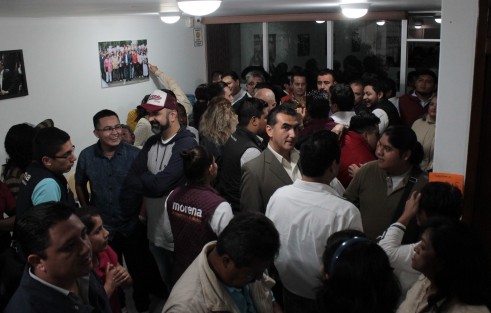 Los diputados federales de Morena, Rocío Nahle y Cuitláhuac García, inauguraron su casa de gestión legislativa en Xalapa, evento al que acudió una gran cantidad de personas, entre ellos diputados locales de ese partido, pero también excandidatos y exfuncionarios de otros. 
