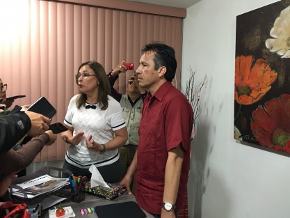 Cuestionados si más que Casa de Enlace se trata de una casa de precampaña,  los diputados federales, Rocío Nahle y Cuitláhuac García, afirmaron que como legisladores están en su derecho de instalarla, y lo que los motivó a hacerlo es la gran cantidad de ciudadanos que acuden a la CDMX a buscarlos, y desean facilitarles el acercamiento.  
