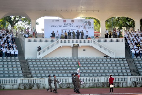 Al encabezar el Sorteo del Servicio Militar Nacional Clase 1999 anticipados y remisos, celebrado en el Estadio Xalapeño, el alcalde Américo Zúñiga Martínez pidió a los jóvenes construir ciudadanía, con los valores y los principios que la nación nos demanda.

