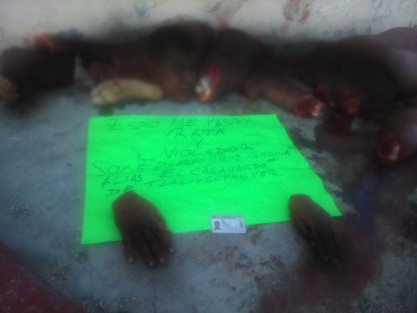  Este domingo fue hallado el cuerpo descuartizado de un hombre, junto a éste fue dejada una cartulina donde lo señalaban de ser presuntamente un ladrón y violador, los restos fueron encontrados en la localidad La Víbora en el municipio de Tlalixcoyan.