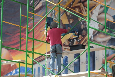 Integrantes del Taller de Arte Emmanuel Cruz, ya llevan a cabo la restauración del mural del Mercado Jáuregui.