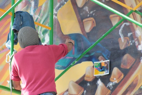 Integrantes del Taller de Arte Emmanuel Cruz, ya llevan a cabo la restauración del mural del Mercado Jáuregui.