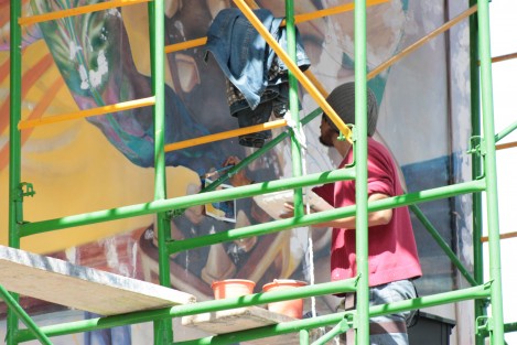 Integrantes del Taller de Arte Emmanuel Cruz, ya llevan a cabo la restauración del mural del Mercado Jáuregui.